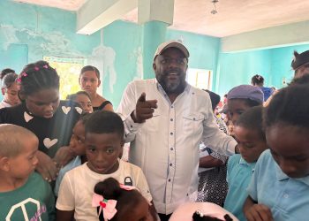 Anderson de los Santos realiza exitoso operativo médico en la comunidad El Vigía, de Yamasá