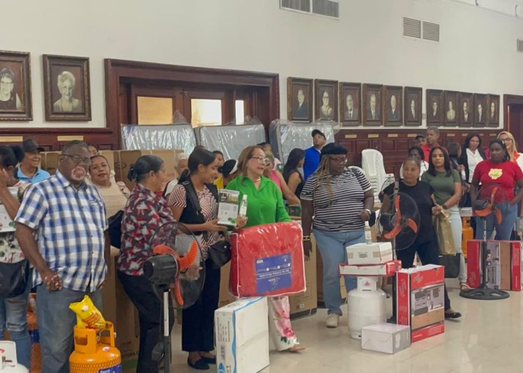 Gobernación de Santiago entrega ayudas a más de 100 familias vulnerables previo al Día de las Madres