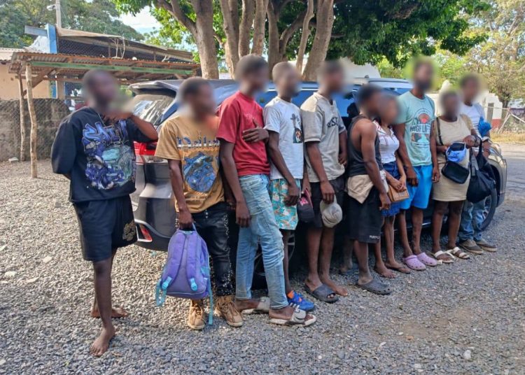 Detienen a dos dominicanos por traficar a extranjeros indocumentados a bordo de una jeepeta