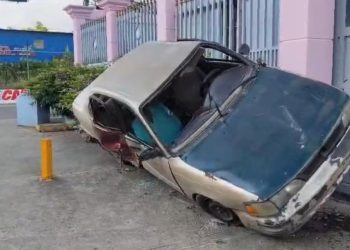 Mujer evita una tragedia al estrellar su vehículo contra una pared tras quedarse sin frenos en Santiago
