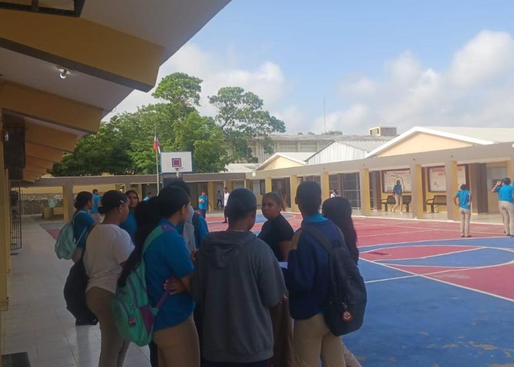 Padres denuncian presuntas irregularidades durante pesquisa en politécnico de Santiago Oeste