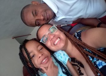 “Mi hija es mi vida”: la historia de Reyna Matías, una madre que dedica cada día al cuidado de su niña con neurofibromatosis