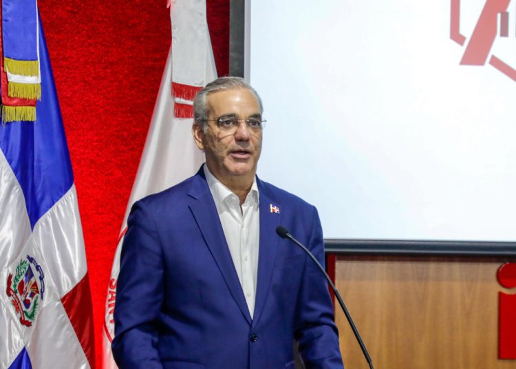 Abinader llama a equilibrar eficiencia económica y justicia social durante conferencia en Intec