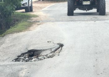 Denuncian hoyo peligroso en puente al final de Playa Las Ballenas, en Las Terrenas