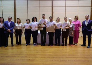 Estudiantes reciben reconocimiento por ensayos sobre la libertad