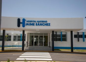 Abinader entrega 48 camas de internamiento y 15 unidades de cuidados intensivos en Barahona