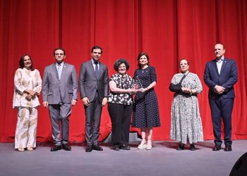 Raquel Peña y Roberto Ángel Salcedo reconocen madres en homenaje al centenario del ‘Himno a las Madres’