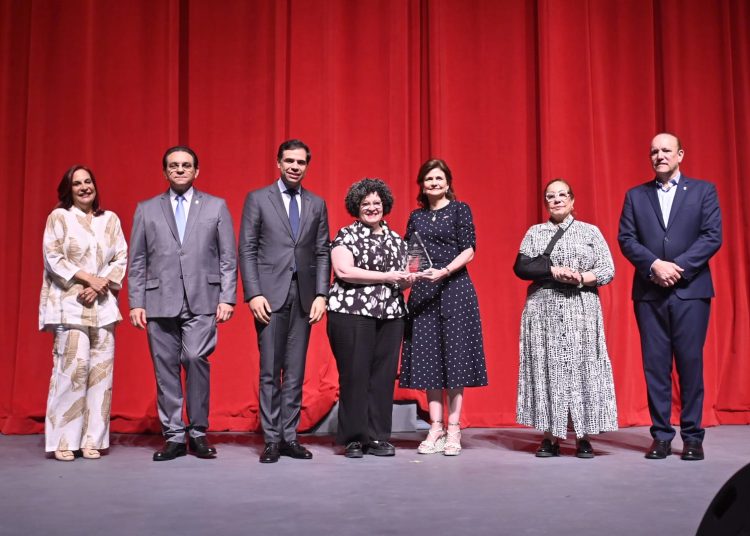 Raquel Peña y Roberto Ángel Salcedo reconocen madres en homenaje al centenario del ‘Himno a las Madres’
