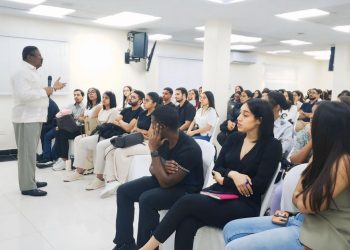 Realizan inducción a decenas de nuevos médicos pasantes