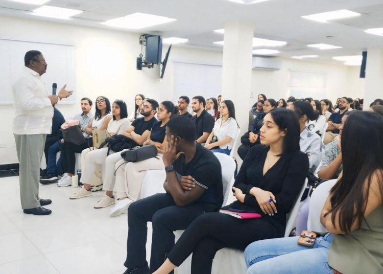 Realizan inducción a decenas de nuevos médicos pasantes
