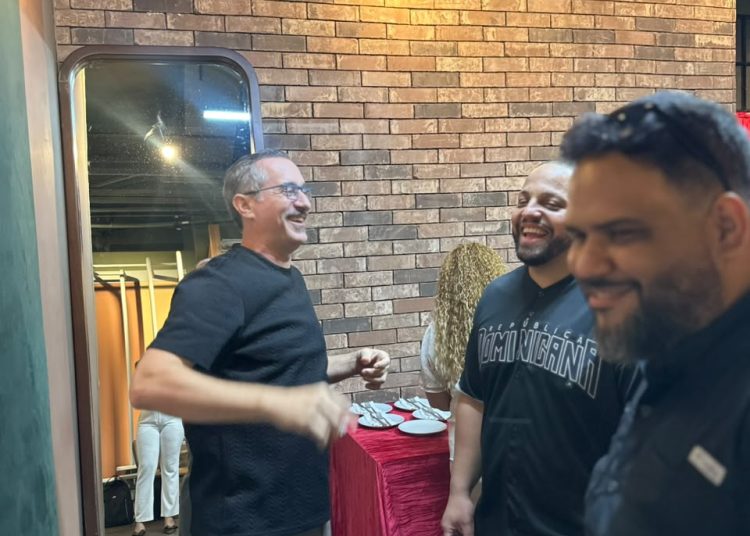Carlos Sánchez se une al show de Radel Ortíz y comparte sus trucos antes de salir a escena