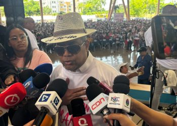 Héctor Acosta reúne a dirigentes políticos de la oposición y del oficialismo en encuentro por el Día de las Madres