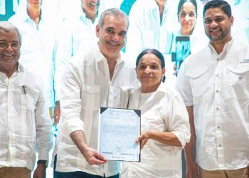 Abinader entrega en Haina 1,279 títulos de propiedad en vísperas del Día de las Madres