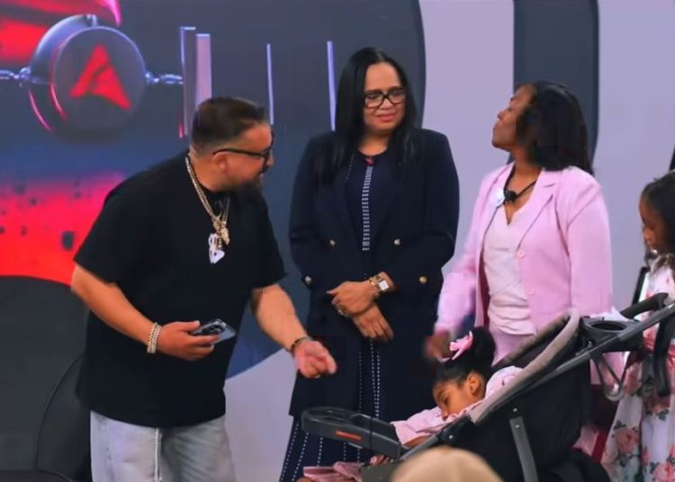 Niña con parálisis cerebral recibe apoyo durante el Prime Time de Planeta Alofoke