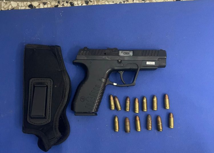 Policía ocupa tres armas, más de 200 gramos de presunta cocaína y arresta a una persona en La Vega