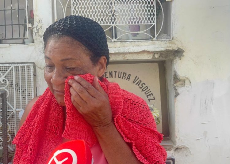 Entre flores y lágrimas, santiagueros visitan cementerios para honrar a sus madres fallecidas