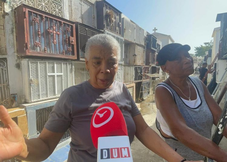 “Desde que murió mi madre no tengo paz”: hermanas honran entre lágrimas en el cementerio de Santiago