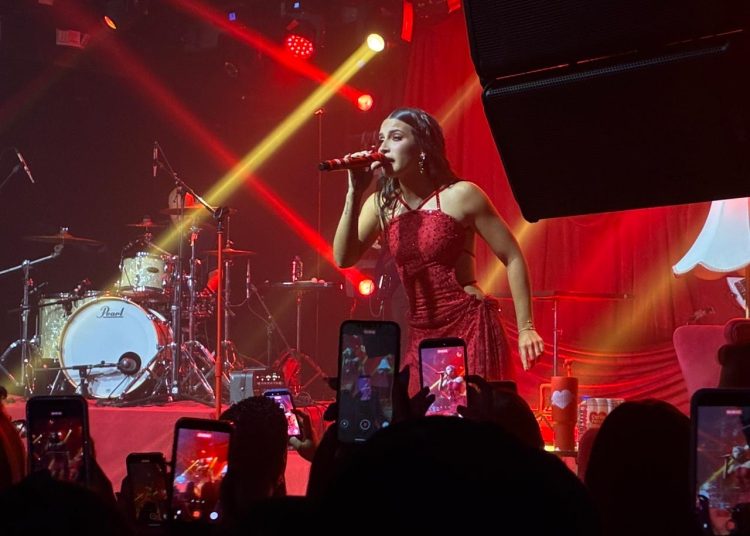 Zhamira Zambrano desata euforia en Hard Rock Café en el inicio de “Curita para el Corazón Tour”