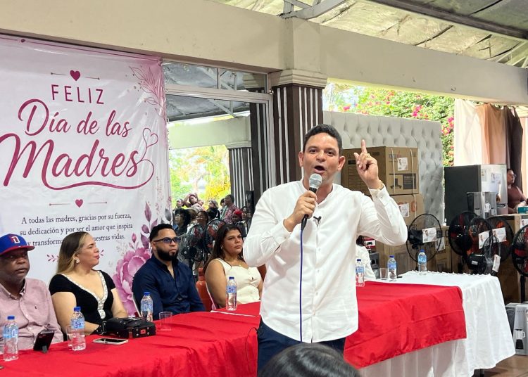 “Leñita” lleva alegría y esperanza a cientos de madres de Los Alcarrizos con gran celebración del Día de las Madres