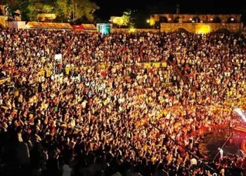 Fanáticos llegan a Altos de Chavón para disfrutar concierto de Isabel Pantoja