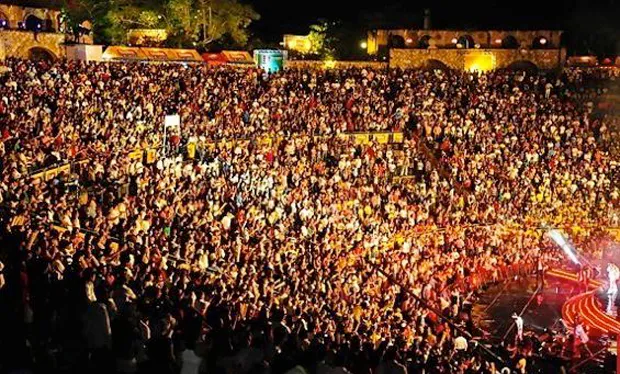 Fanáticos llegan a Altos de Chavón para disfrutar concierto de Isabel Pantoja