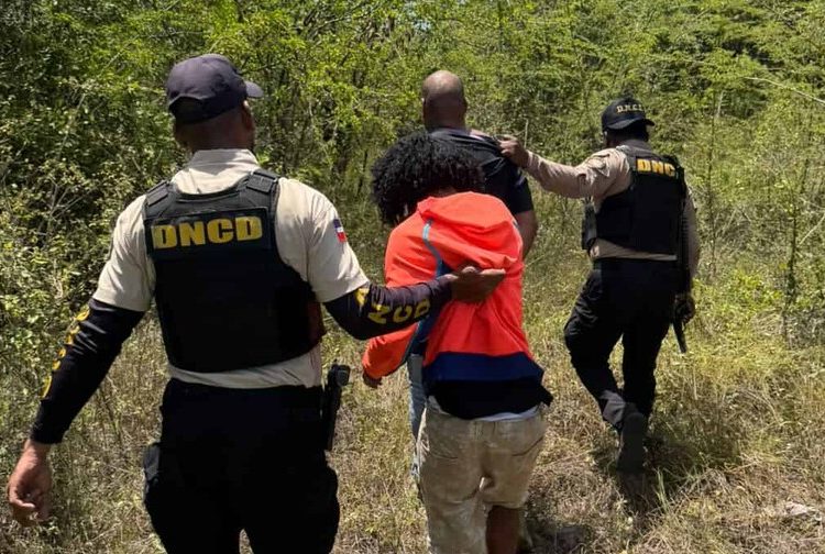 Arrestan a hombres con más de 150 dosis de crack y otras drogas en Boca Chica