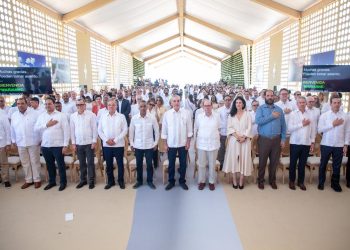 Presidente Abinader inaugura en Valverde la primera central híbrida eólica y solar del país