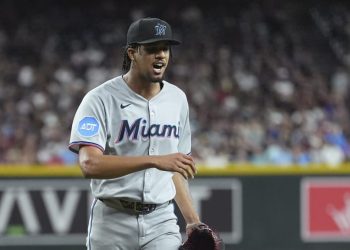 Eury Pérez sale lesionado por molestias en la corva tras brillante labor ante Toronto