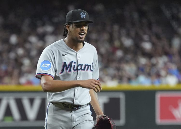 Eury Pérez sale lesionado por molestias en la corva tras brillante labor ante Toronto