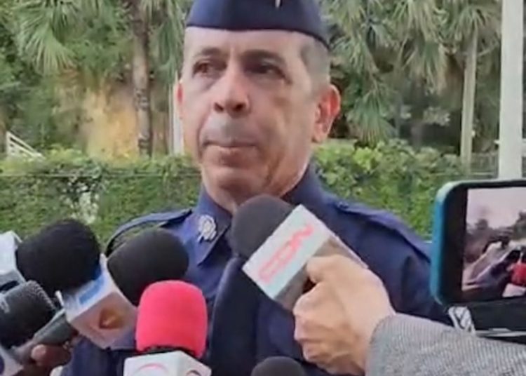 Policía arresta hombre luego de atrincherarse en el Puente Juan Bosch luego de presunto robo en Maquiteria