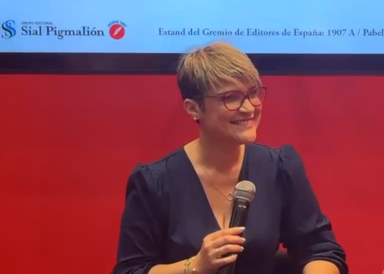 Lizamavel Collado presenta poemario “Todavía” en la Feria del Libro de Bogotá