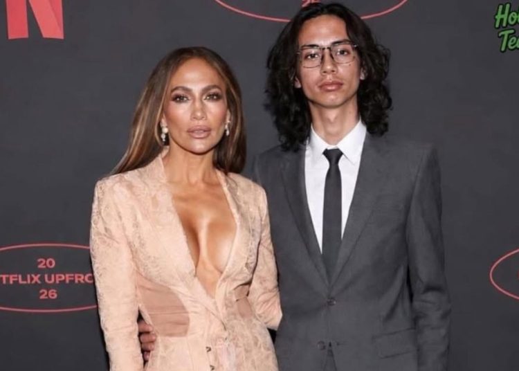Foto de Jennifer Lopez junto a su hijo Max desata debate en redes sociales