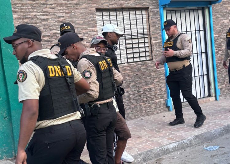 DNCD y MP realizan operativos en SDE; ocupan drogas, armas y dinero en efectivo