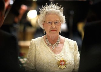La reina Isabel II presionó para que nombrasen a su hijo Andrés como «enviado comercial»