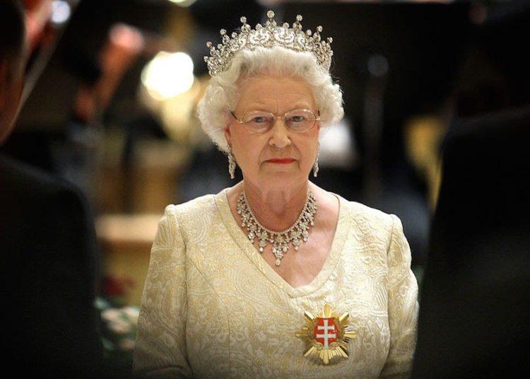 La reina Isabel II presionó para que nombrasen a su hijo Andrés como «enviado comercial»