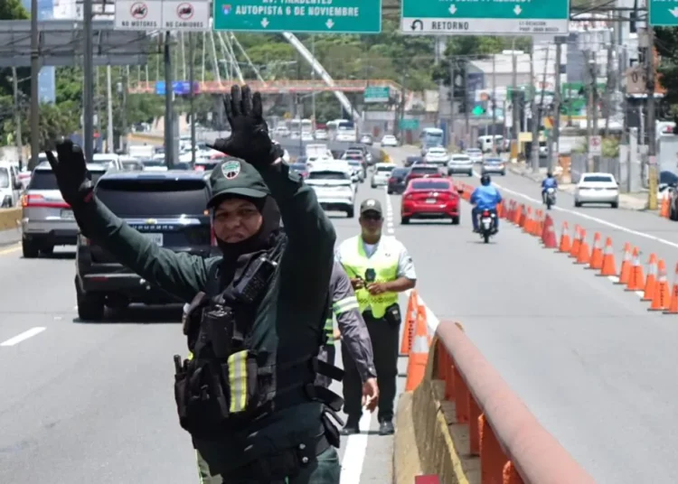 Conductor de motocicleta será sometido tras agredir agentes de la Digesett en Villa Mella