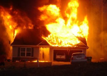 Incendian vivienda con familia dentro en comunidad de La Vega