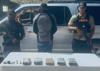 Interceptan hombre con cinco paquetes de presunta cocaína en Pedernales
