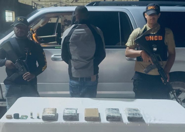 Interceptan hombre con cinco paquetes de presunta cocaína en Pedernales