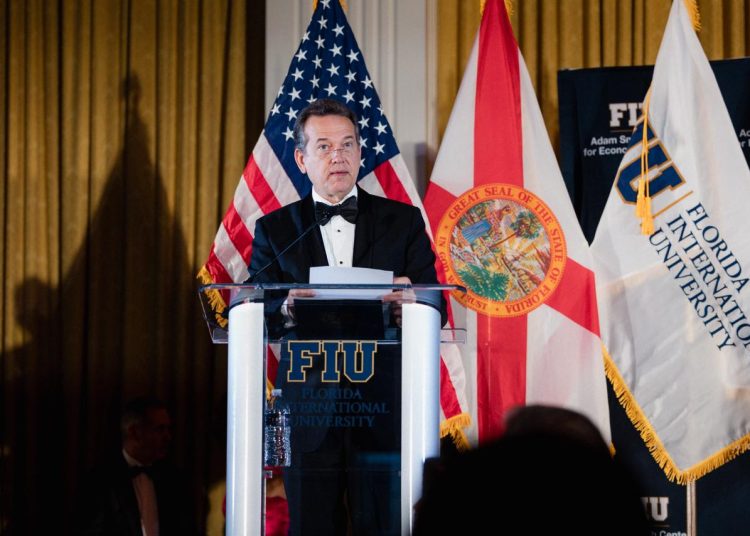 Ito Bisonó resalta liderazgo de Abinader durante reconocimiento en FIU