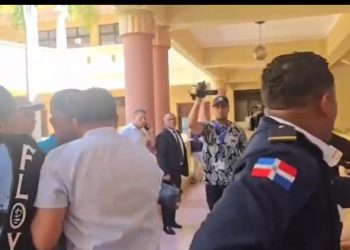Tensión en Palacio de Justicia de Santiago: periodista y agente policial protagonizan altercado durante traslado de imputado