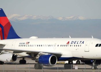 Avión de Delta regresa de emergencia a Santiago por fuerte olor en cabina y pasajeros afectados