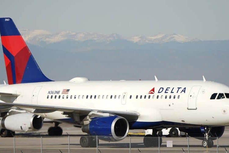 Avión de Delta regresa de emergencia a Santiago por fuerte olor en cabina y pasajeros afectados