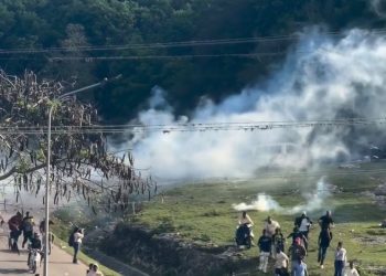 Tras finalizada la marcha PN dispersa con bombas lacrimógenas y agua a presión manifestantes en San Juan