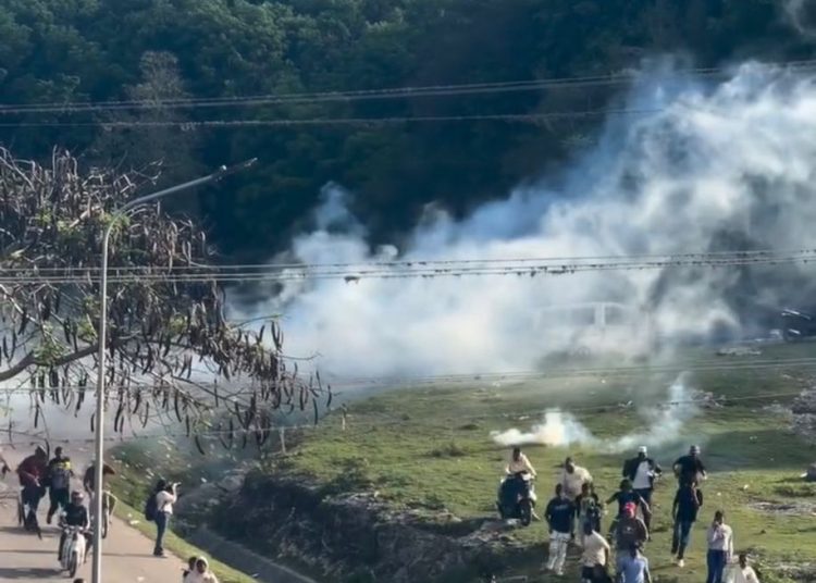 Tras finalizada la marcha PN dispersa con bombas lacrimógenas y agua a presión manifestantes en San Juan