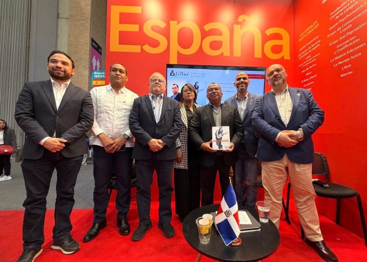 Euri Cabral presenta en Bogotá libro sobre Juan Luis Guerra y destaca su fe como eje de su trayectoria