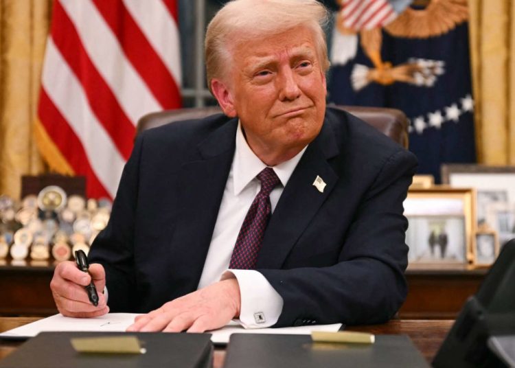 Un juez prohíbe a Trump rebautizar con su nombre el Centro Kennedy de Washington