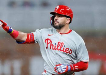 Schwarber sigue encendido con dos jonrones y Harper también se vuela la cerca en triunfo de Filis