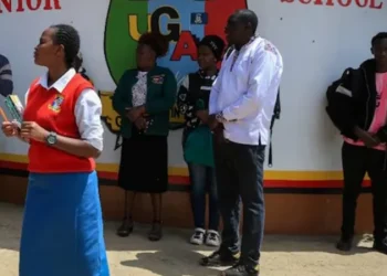 Detenidas ocho estudiantes en Kenia por el fuego que causó la muerte a 16 niñas en colegio