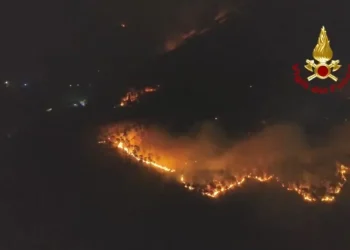 Más de 3.000 personas evacuadas por el incendio de un monte cerca de la Toscana italiana
